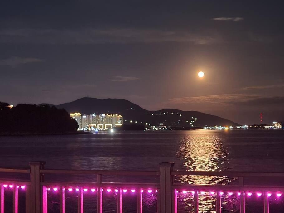 The Castle Ocean Marina Double Suite Yeosu Bagian luar foto
