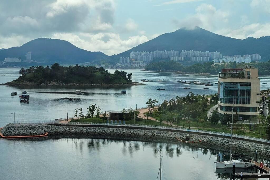 The Castle Ocean Marina Double Suite Yeosu Bagian luar foto